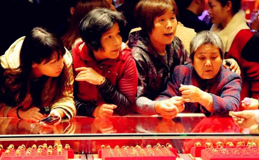 华尔街抢购黄金中国大妈,华尔街报道中国大妈抢购黄金真假