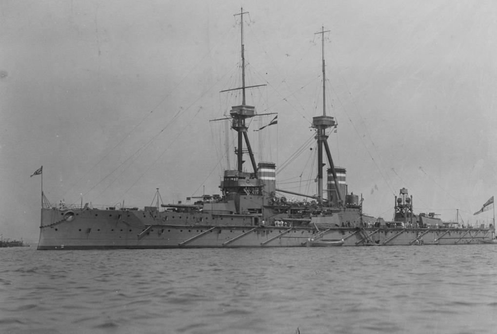 中国055驱逐舰与美国驱逐舰,055型驱逐舰服役外媒报道