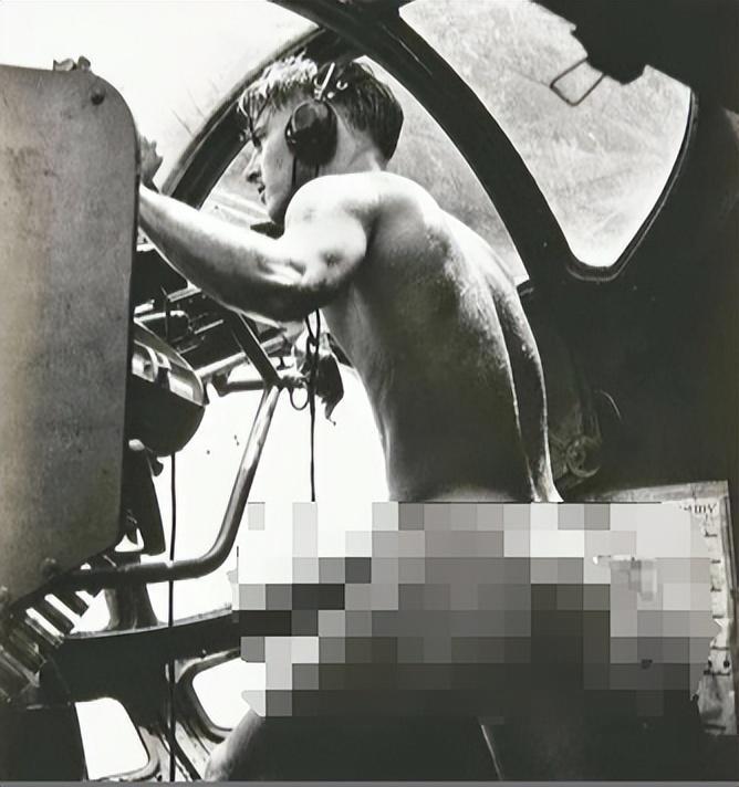 高清老照片：旗人格格大腿岔开豪放洗衣，地主三妻四妾不输女明星