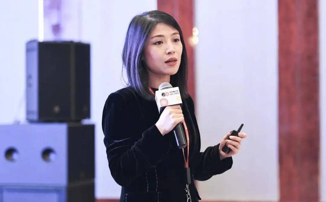 “招安”前夜的*子烟电**女王