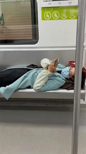 丝袜上可以纹身吗,女生纹身还能穿丝袜吗