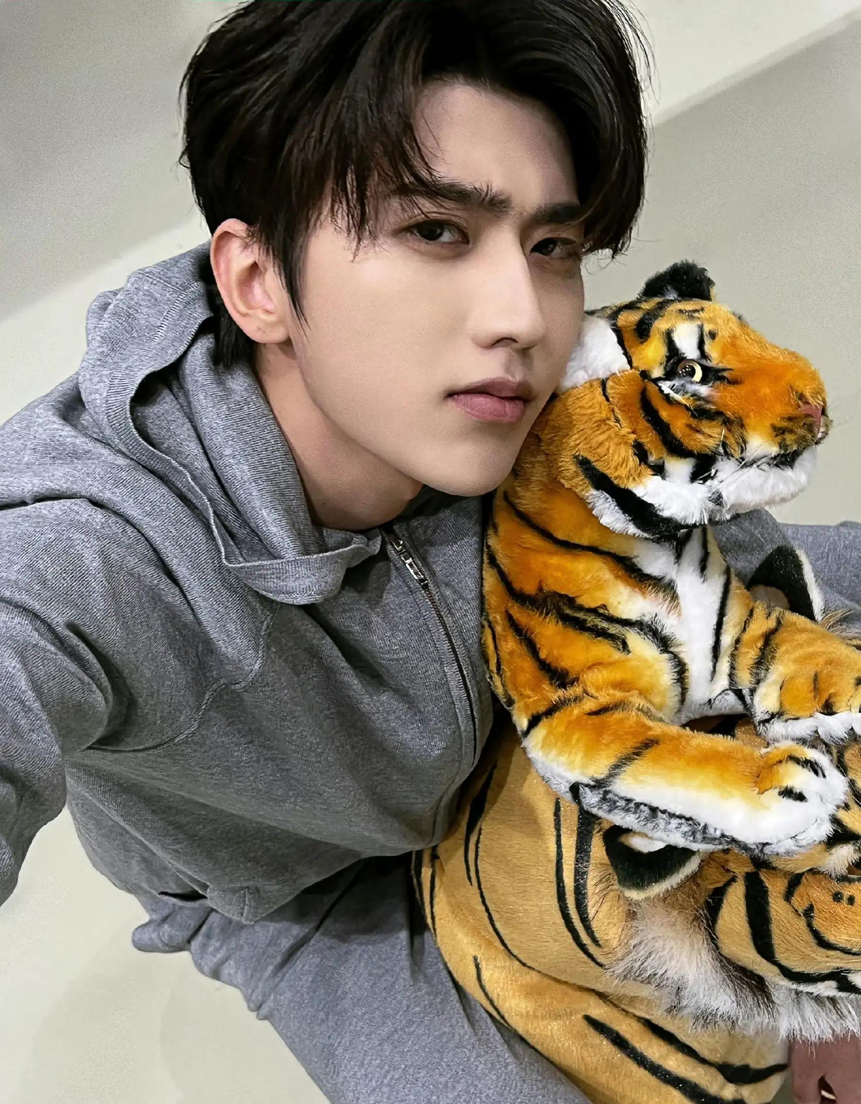 在众多顶流里蔡徐坤当之无愧,蔡徐坤顶流时期的人气怎么样