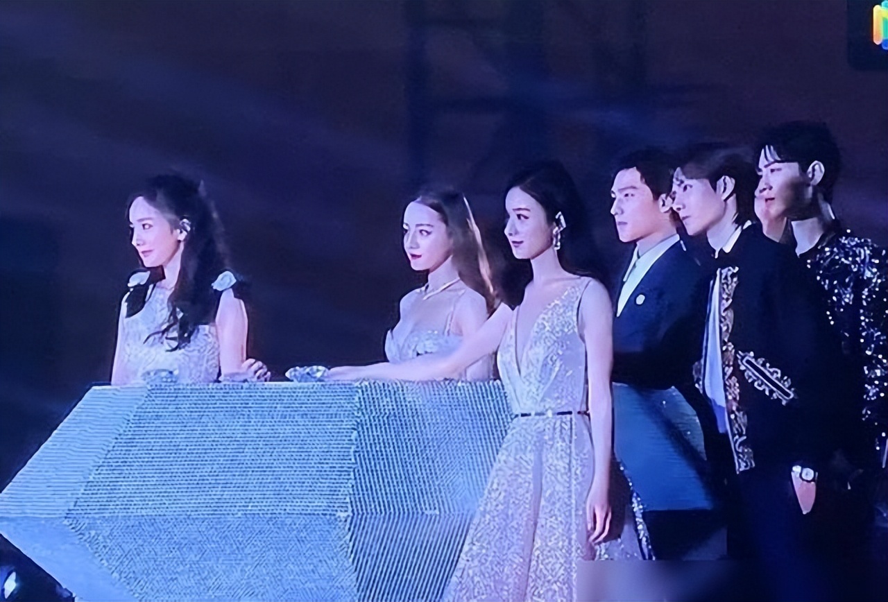 这一夜，36位男明星原形毕露!超清大头贴，全员无滤镜，没人扛住