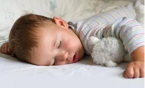 为什么有些宝宝特别爱趴着睡,为什么好多的宝宝都喜欢趴着睡