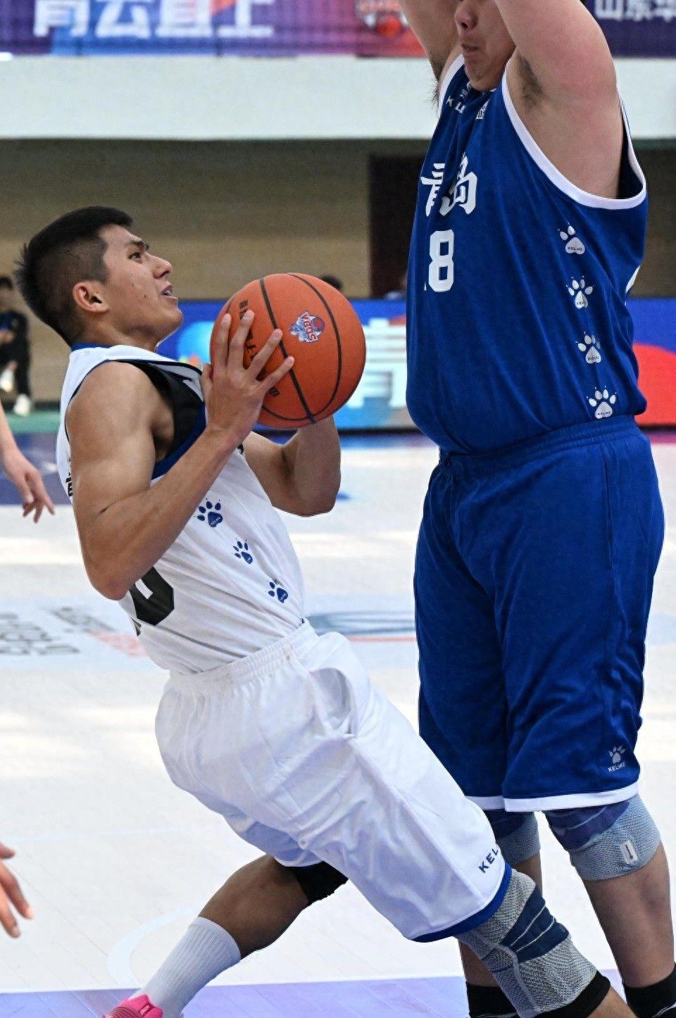 青岛险胜山东齐鲁德比六连胜,山东vs青岛大逆转