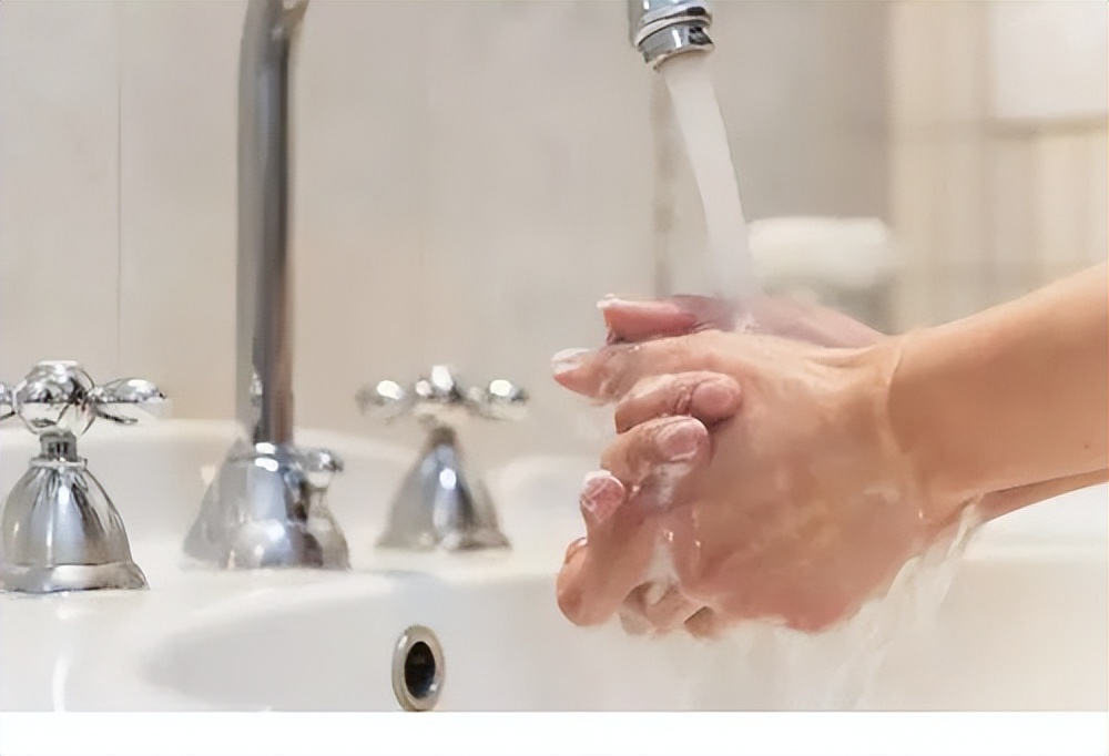 脖子和腋下的小肉粒是什么,脖子和腋下长小肉刺会自己脱落吗