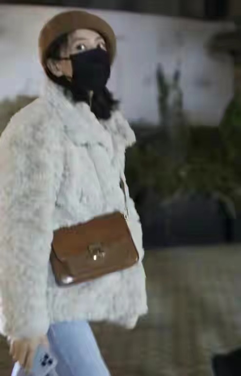 高圆圆身穿大衣脚踩长靴现身机场,高圆圆戴帽子造型黑色大衣街拍