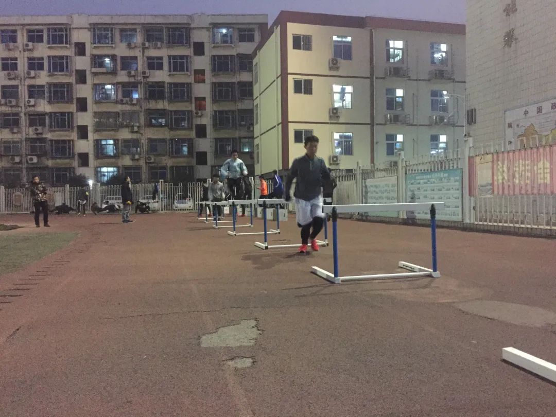 学校运动会弘扬体育精神,赞扬校园运动会弘扬体育精神