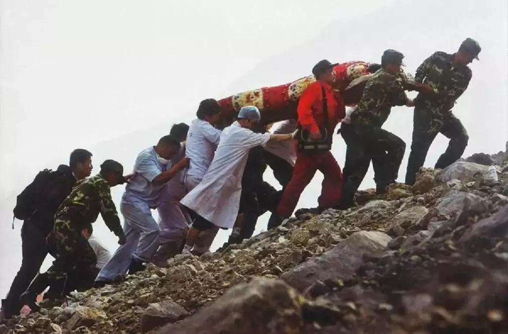 汶川地震中国男孩救以色列女孩,十年前汶川地震士兵救12岁女孩