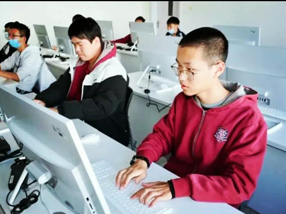 写一篇你的目光为题的作文600字,给你一双新的眼睛作文