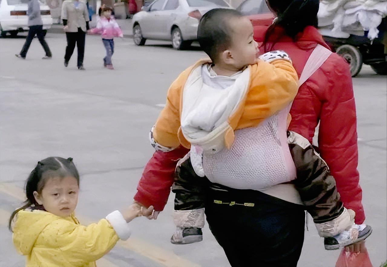 3胎宝妈买200块奶粉，丈夫看到发脾气：喝什么奶粉，省点钱生儿子