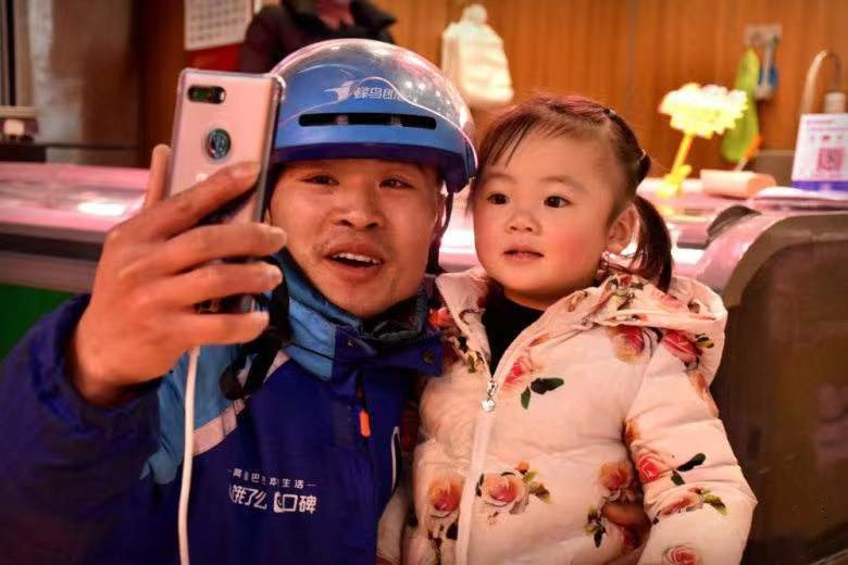带女儿菲儿送外卖央视,安徽穷小子带女儿一起送外卖