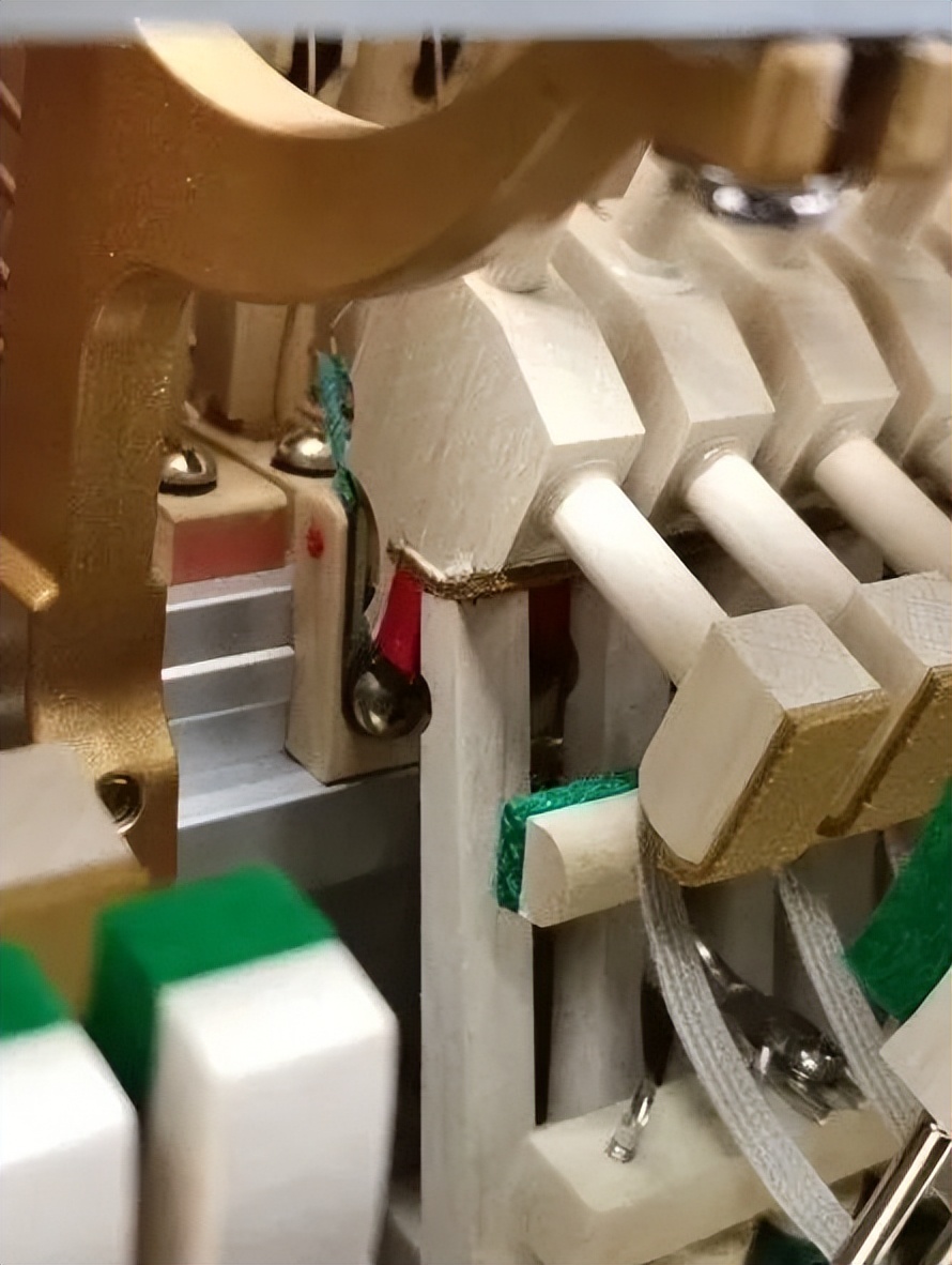 实木顶杆和ABS塑料哪个好？尚音琴行告诉您