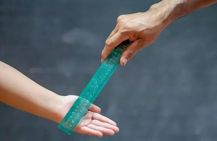 老师能打学生吗老师打学生犯法吗,老师用小棍打学生犯法吗