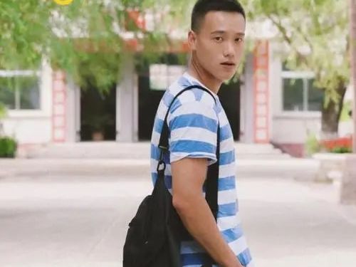 这部网大上线就热度第一,口碑却两极分化,堪称低配《拆弹专家》