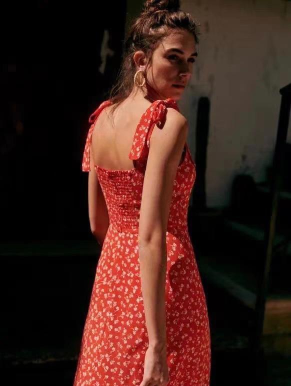 女生穿碎花会不会老气,女孩子穿碎花裙真漂亮