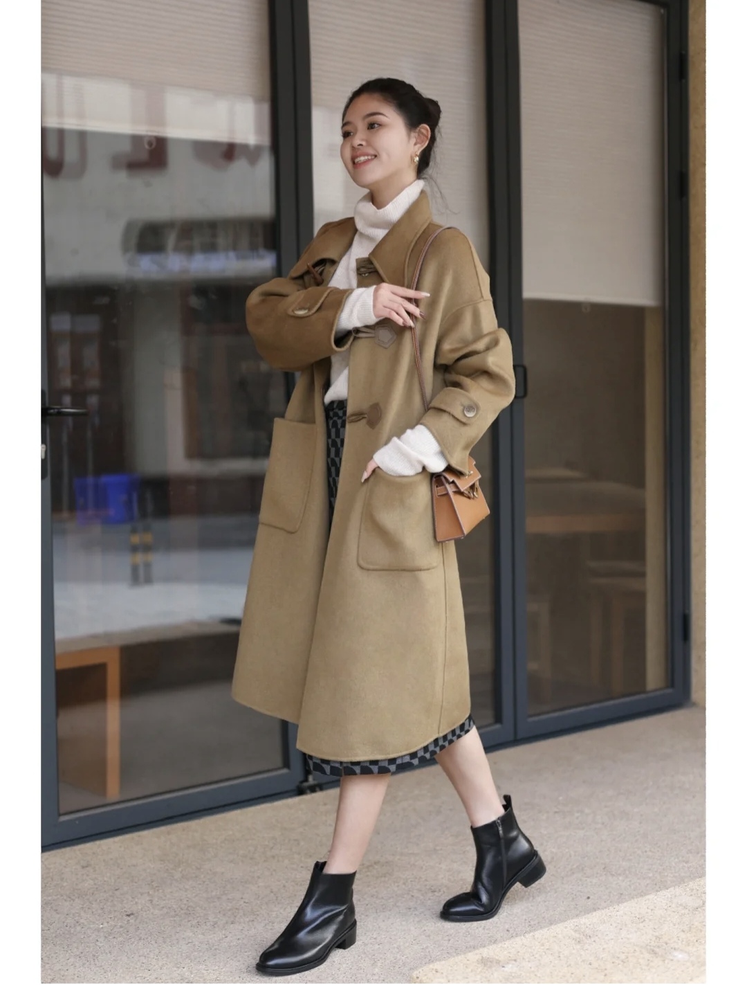 棕色的鞋子棕色大衣怎么搭配衣服,棕色大衣的穿搭技巧