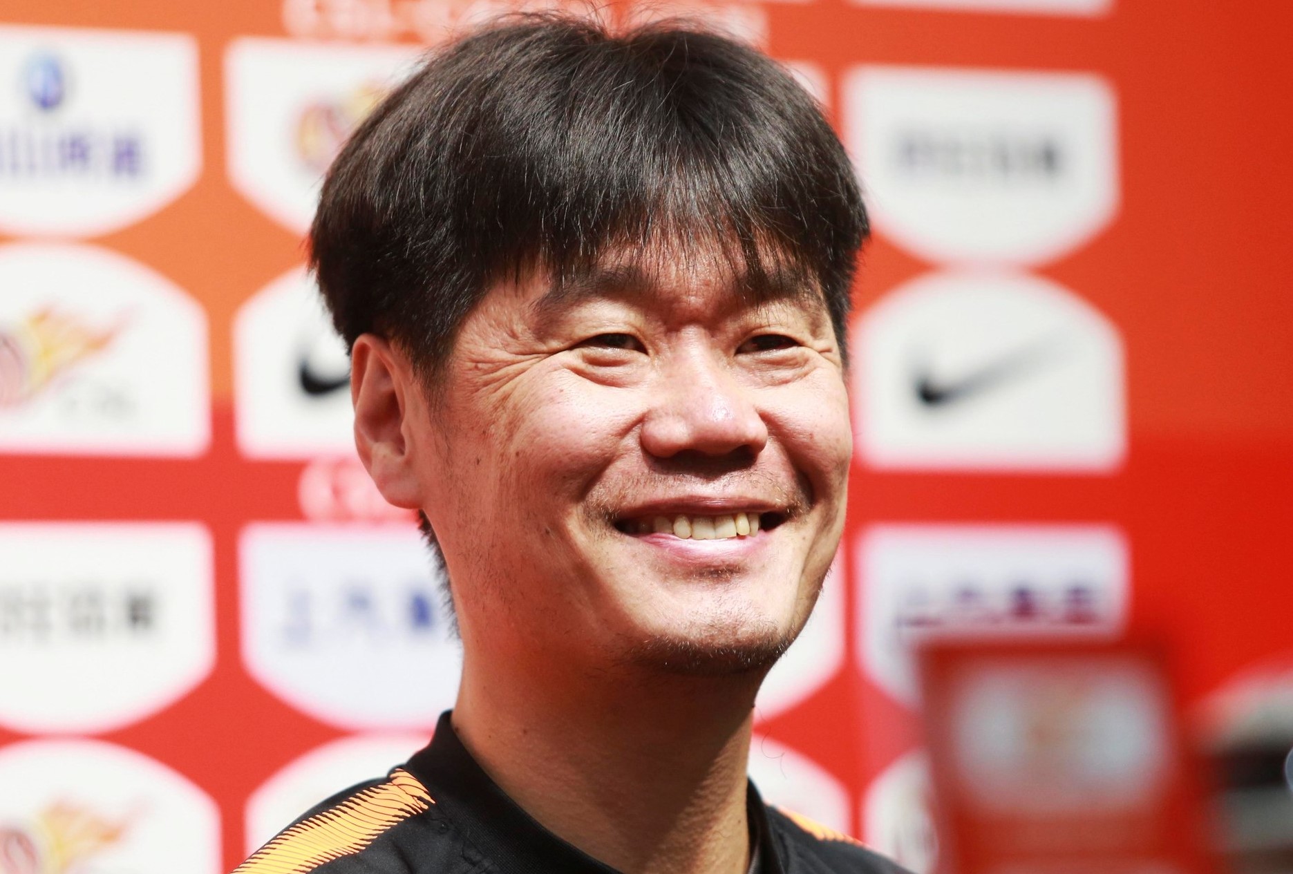 青岛足球教练李霄鹏,李霄鹏鲁能换帅视频