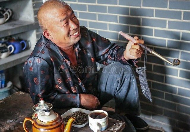 这次聚会，一共吃了880块，我拒绝买单，并默默的退出了同事群。