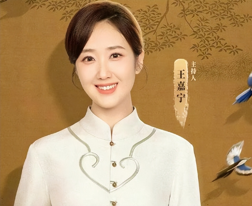 恭喜！央视主持王嘉宁官宣结婚，超大钻戒瞩目，被誉为董卿接班人