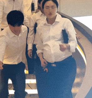 为了反击男凝，这群女孩把自己变成了「油腻男」