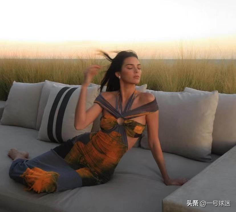 詹娜穿短上衣大方秀蛮腰,詹娜跳的舞