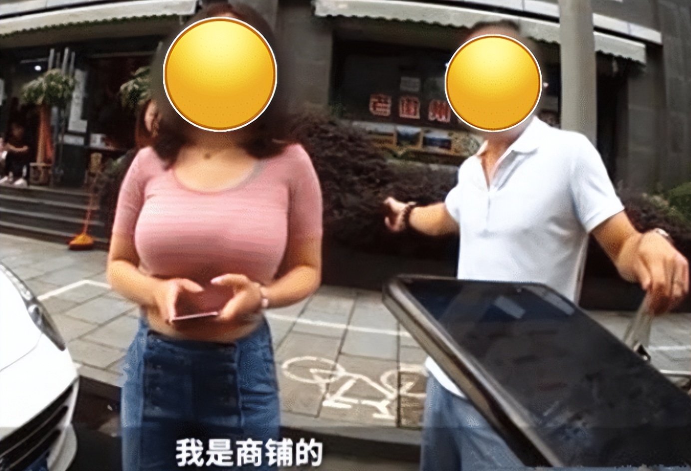 法拉利违停用躺椅遮挡号牌,路边违规停车并遮挡号牌扣多少分