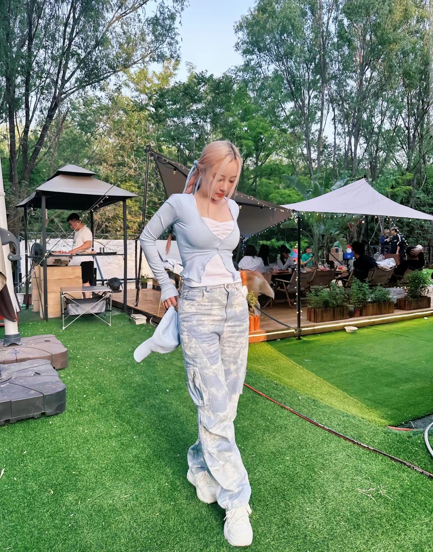 贾乃亮晒与女儿甜馨同框背影图,贾乃亮独自带娃逛街庆生9岁甜馨