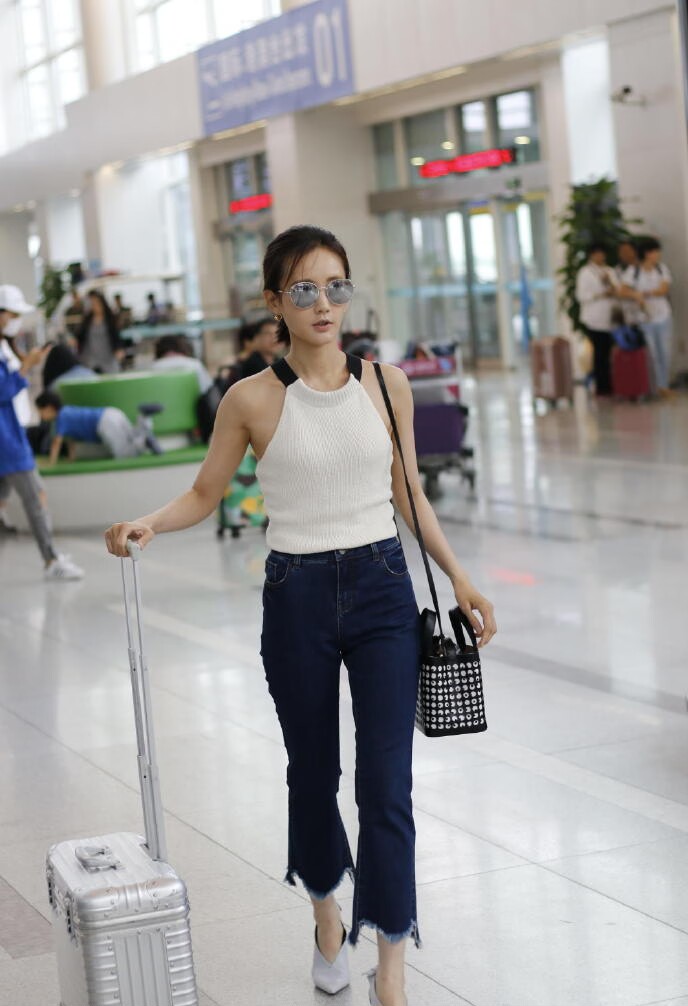 李一桐凸显好身材,李一桐机场完美身材