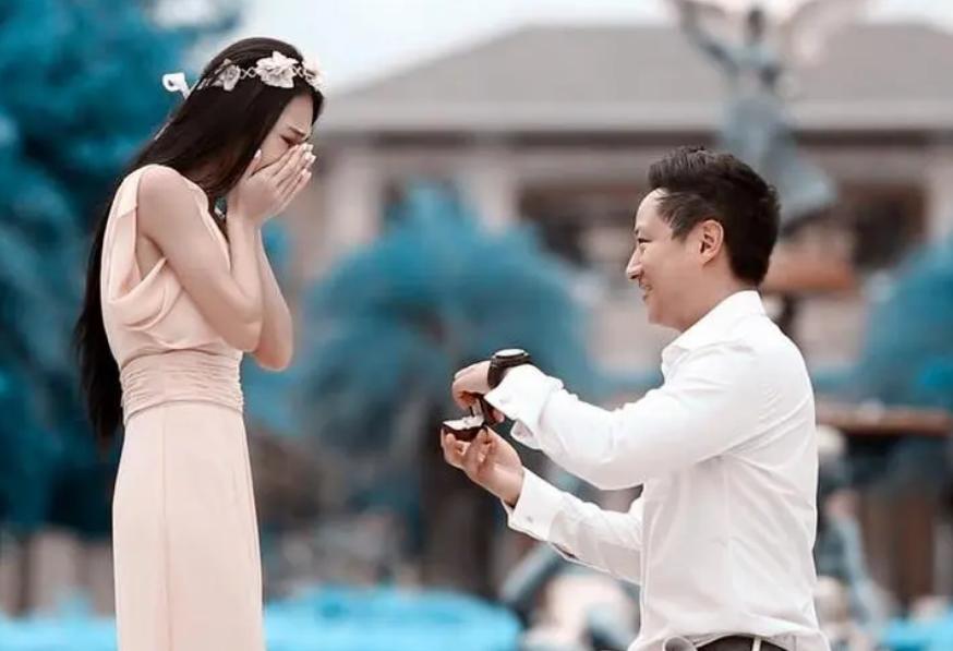 终于翻车！带假包上节目被扒精光，亲妈更牛曾把娘家人送去坐牢