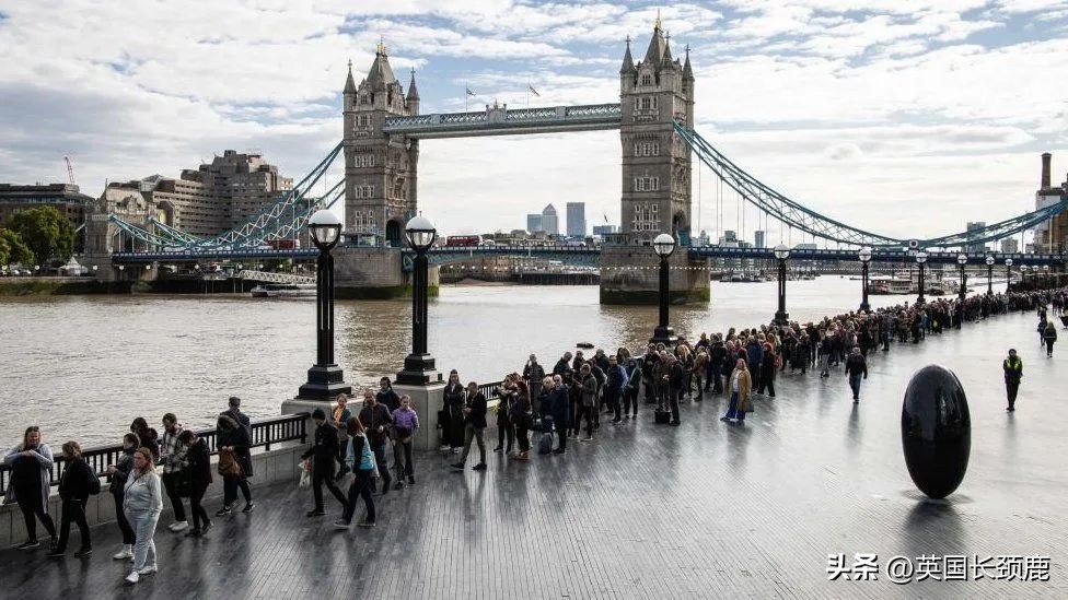 等待时间超14小时-官方叫停瞻仰队伍！威廉哈里为女王守夜