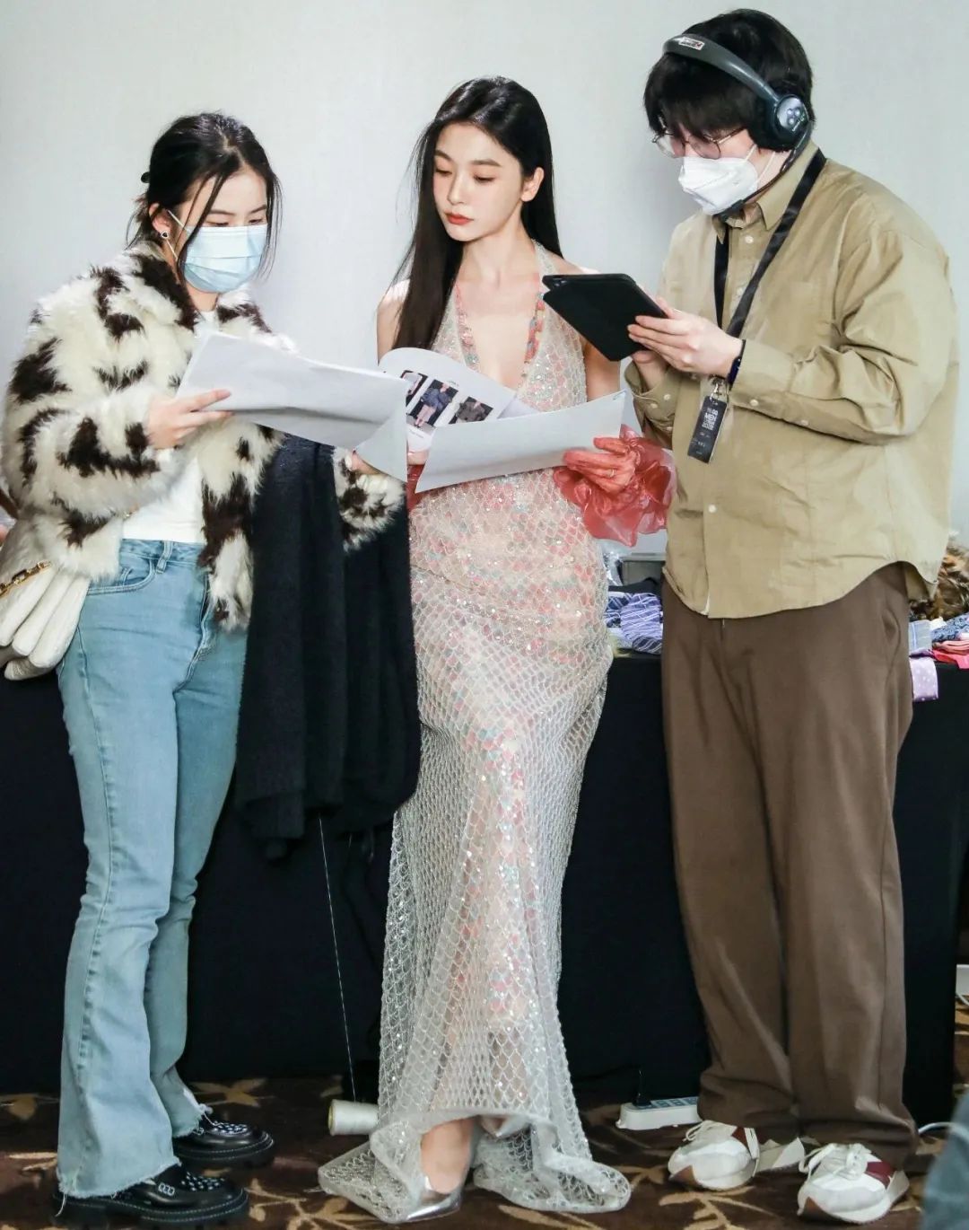 张嘉倪黑裙和网红同框,张嘉倪风波后首晒美照