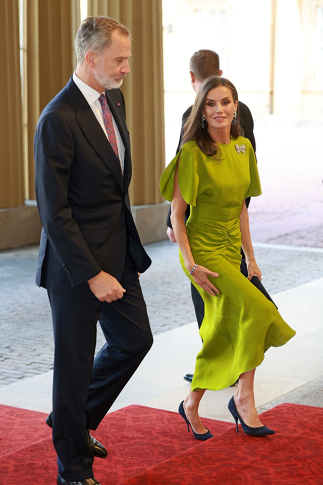 西班牙王后经典穿搭,西班牙王后实力演绎花裙穿搭