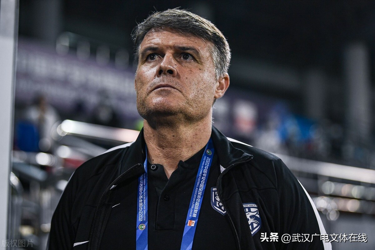 主力中卫全伤“硬扛”卫冕冠军终极4轮较量武汉三镇争冠占优