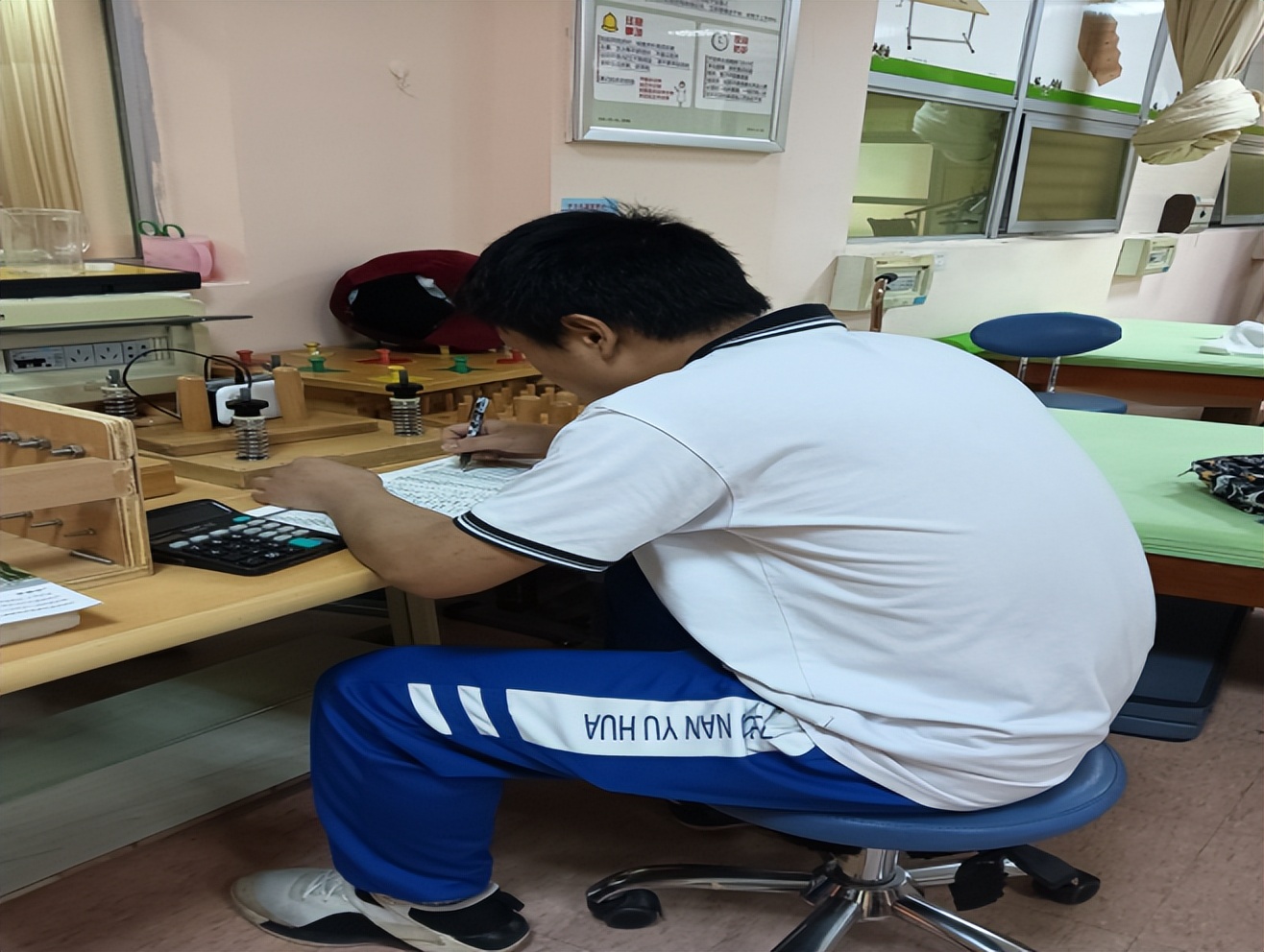 打篮球导致脚踝软组织挫伤,18岁小伙打篮球腿受伤淤血堵塞