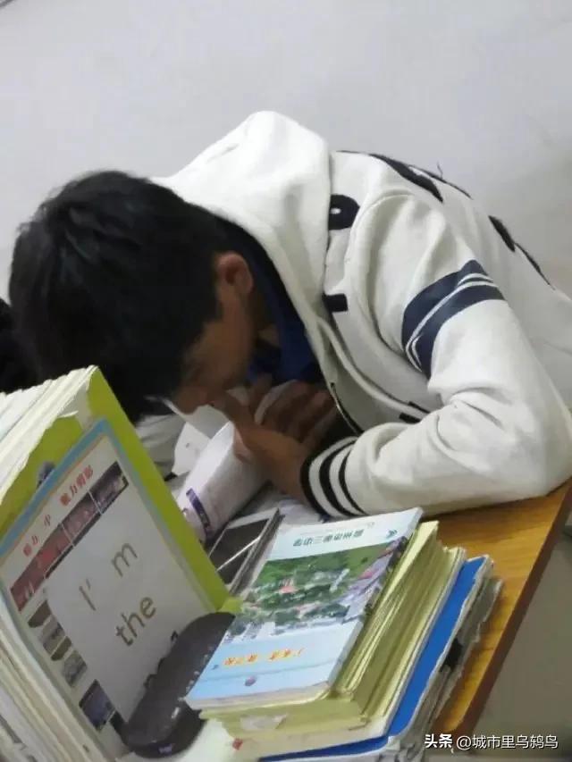 对学生玩手机的忠告,到底要不要给小学生偶尔玩手机