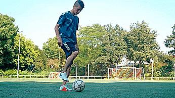 花式足球之七个简单易学的地面起球技巧