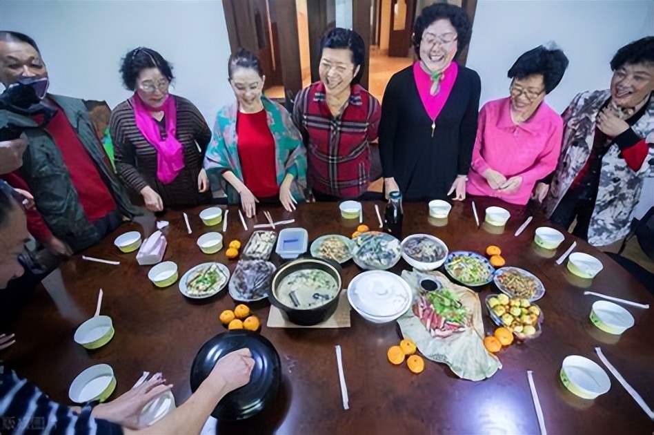 三个姐妹每月给200赡养父母,俩老人抱团养老的真实生活