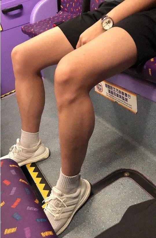 网友拍到穿校服高中生和青春擦肩,网友地铁上拍下的一幕