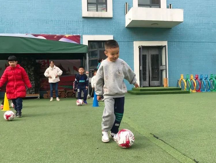 香蕉哥哥，一起动起来吧！奎文区实验幼儿园让更多的孩子逐梦绿茵