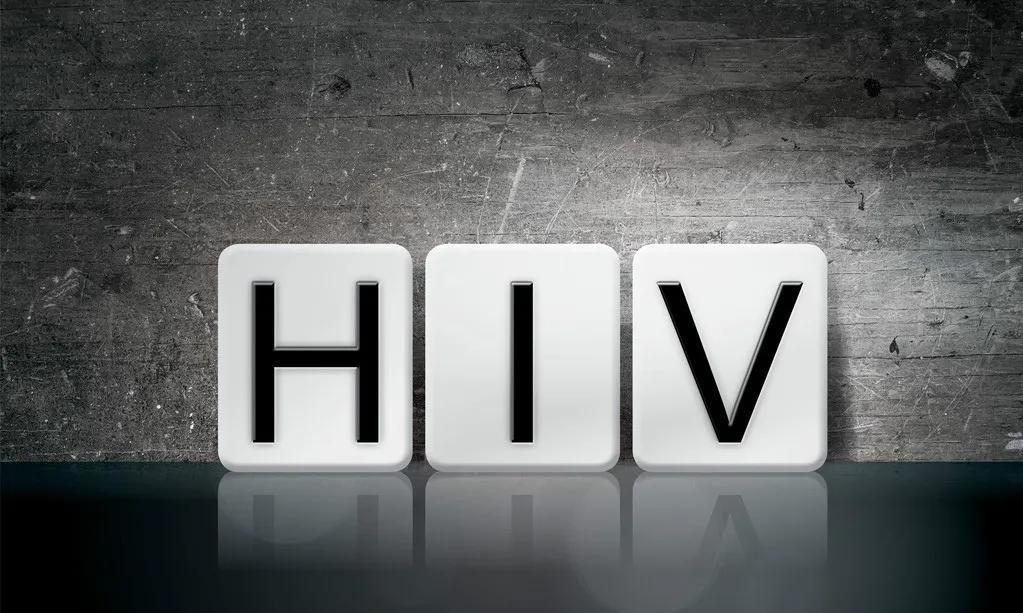 17岁女孩感染了hiv怎么办,女hiv患者传染给男性概率