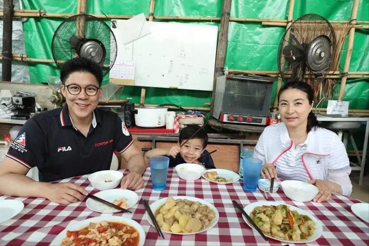 郭晶晶背小布包和老公上街购物 (郭晶晶用的帆布爱马仕包)