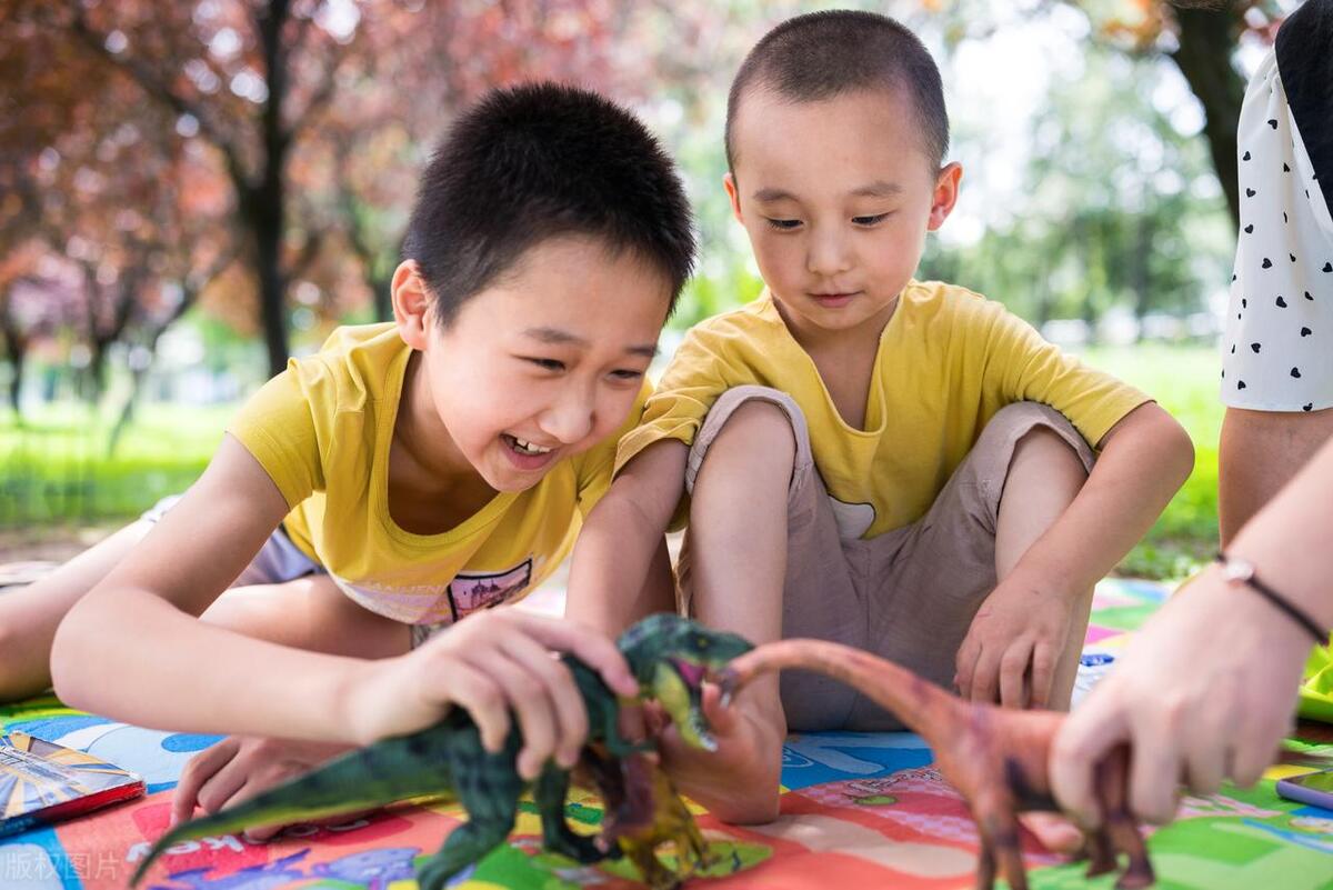 从小就学会挣钱的孩子,小孩摆摊如何20天赚到7000元