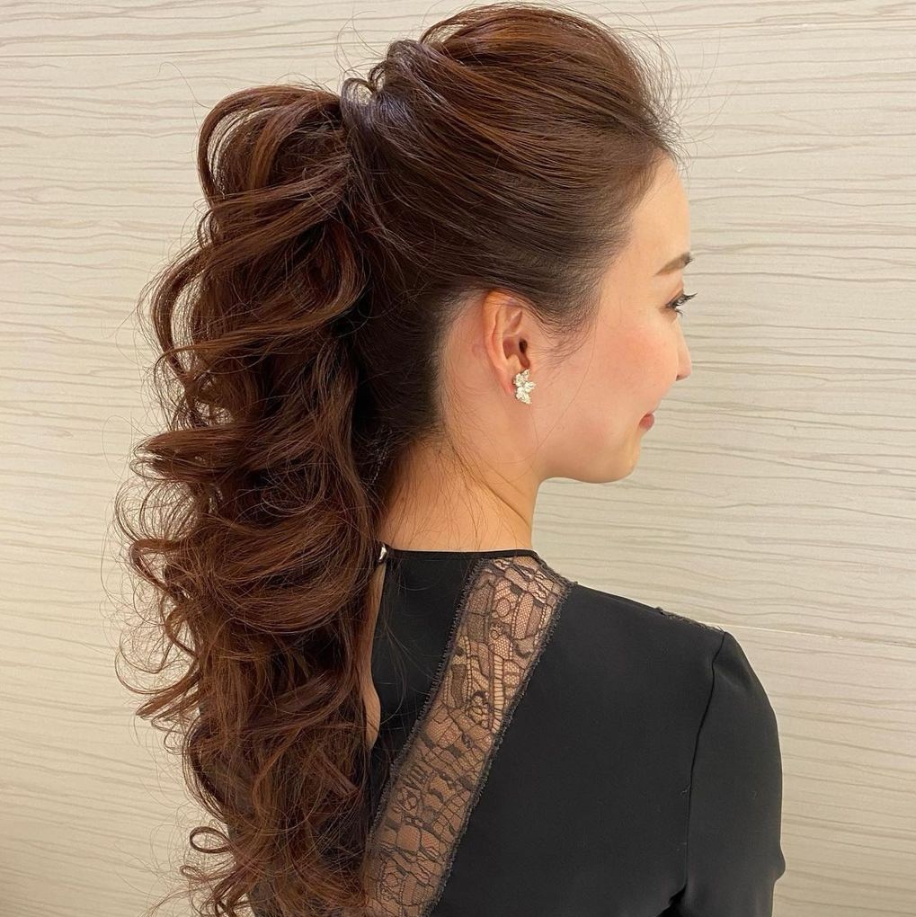 半披半扎卷发简单又好看,烫完羊毛卷发型怎么扎好看