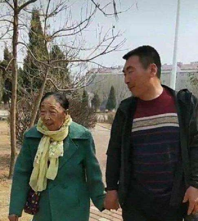 26岁小伙娶58岁阿姨18年后离婚,28岁小伙娶了42岁大姐