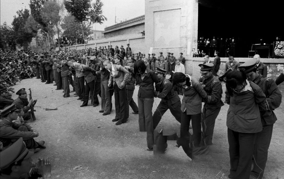 刑法出台的第4年，让*小平邓**决心“严打”的是内蒙古那件惊天大案