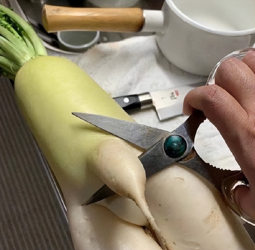 全网愤怒建议：阉割！昨天猥亵少女的路边男，到底干了什么