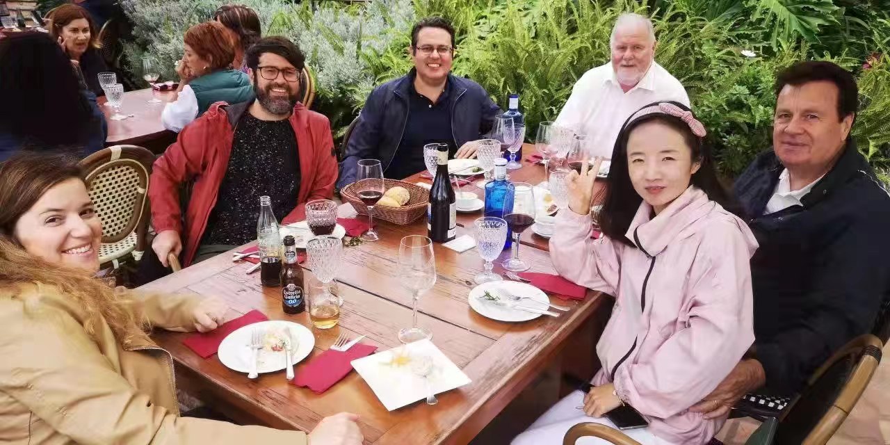 跨国恋嫁到国外,相差19岁的跨国恋