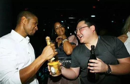 华裔富豪贪污35亿，拿钱泡遍全球女星，被4国通缉，他怎么做到的