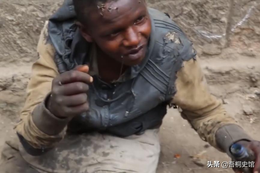 非洲男孩每天喝“胶水”，终日与蚊子相伴，被人称为“僵尸男孩”